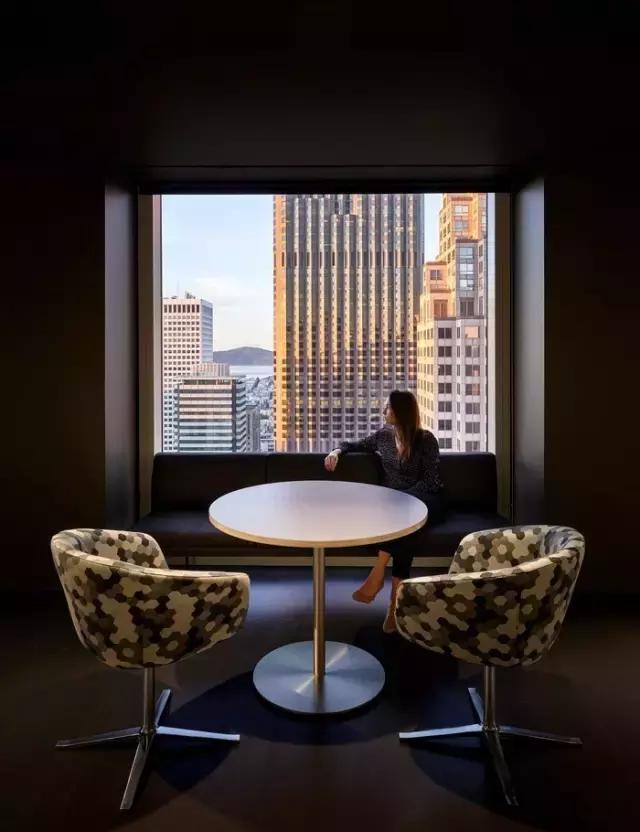 只有黑、白、灰三種顏色的辦公室？——極簡主義的設計哲學