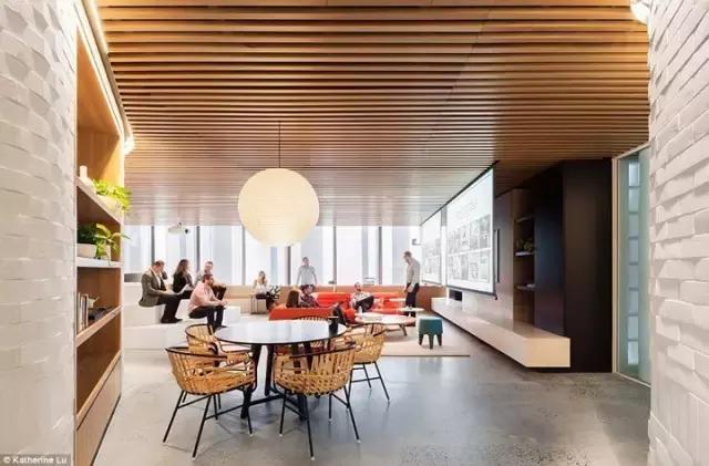 2000m2 像家一樣溫馨的辦公室，看完我心動了